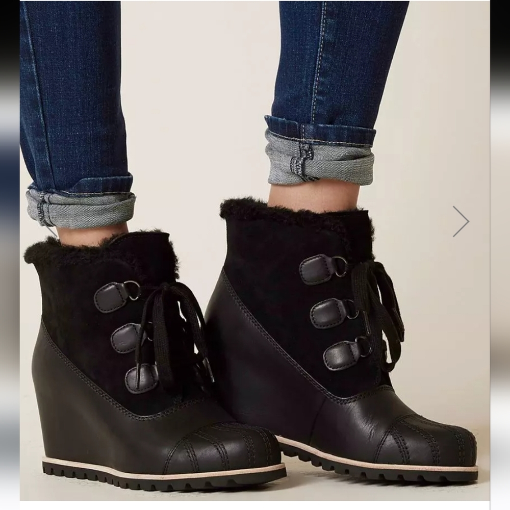 Womans SOLD OUT  Alasdair Leather Wedge BootUGG® size 9 like New